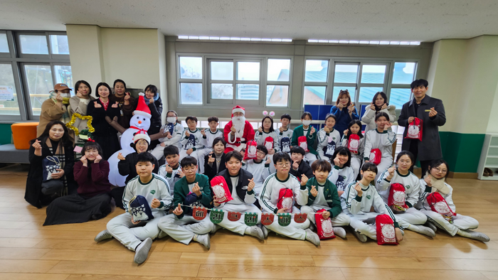 전주교대 군산부설초, 성탄맞이 ‘사랑 나눔 행사’…학교·학부모 공동체가 선물 전달