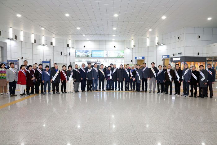 정읍시-정읍시애향운동본부, 정읍역서 설 귀성객 환영 행사…고향의 정 나눠