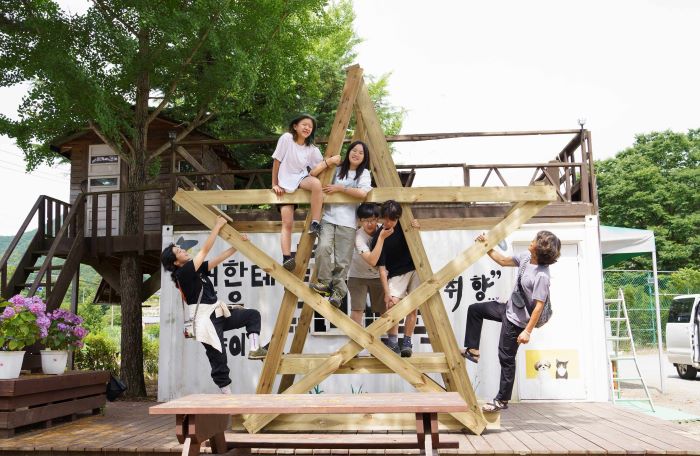 공교육 너머의 상상력 기록한 사진전 '별 하나의 아이'전 