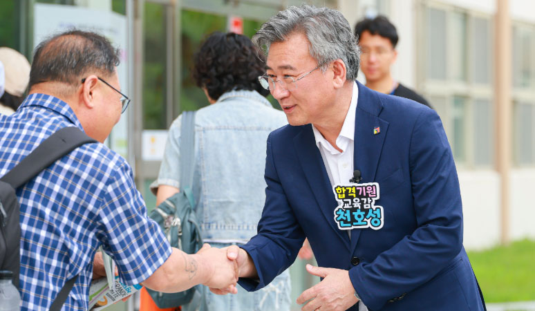 천호성 전북교육감, 선거법 위반 혐의로 경찰 소환…10시간 조사